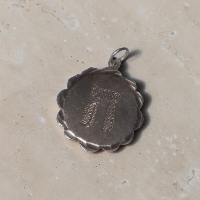 Pre-loved sterling silver medallion pendant with engraved Hebrew letter Heh – photo 3